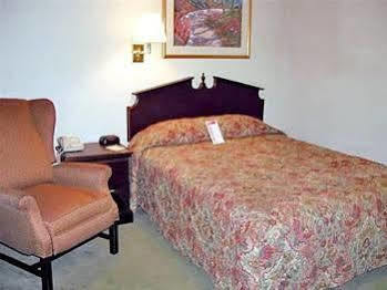 Intown Suites Extended Stay Raleigh Nc- Capital Blvd Экстерьер фото
